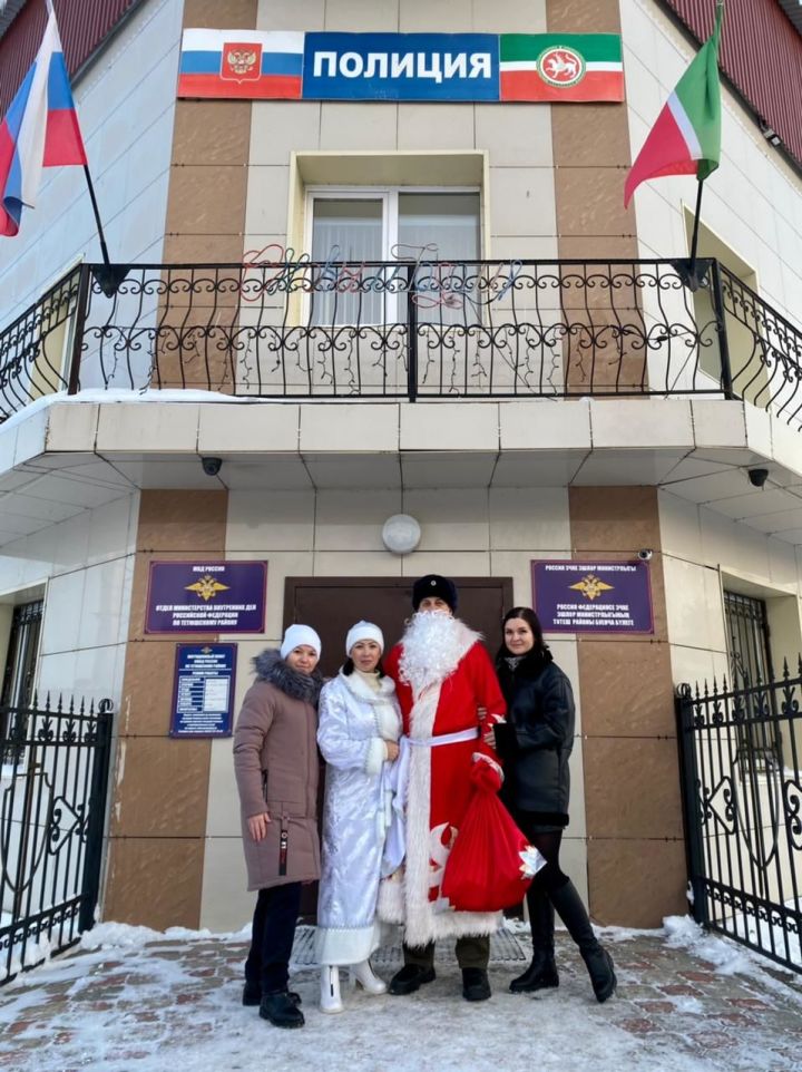 Сотрудники ОМВД России по Тетюшскому району провели благотворительную акцию «Полицейский Дед Мороз»