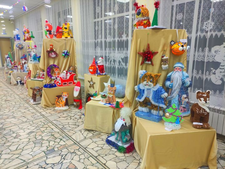В Тетюшах проходит выставка работ участников районного конкурса «Весёлое Новогодие»