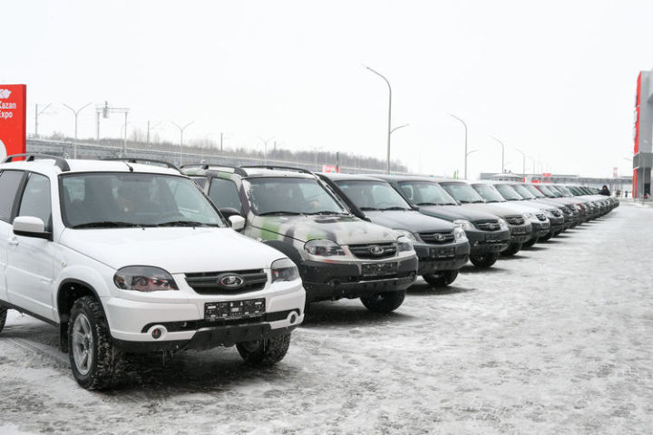 Минниханов передал сельхозуправлениям районов РТ новые автомобили
