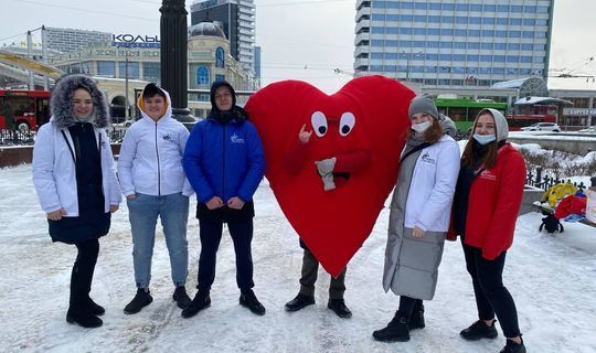 В Казани прохожим раздавали сердечки с надписью «Я люблю Россию»