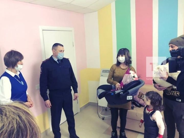 В Татарстане сотрудники ГИБДД вручили родителям новорожденных детские автокресла