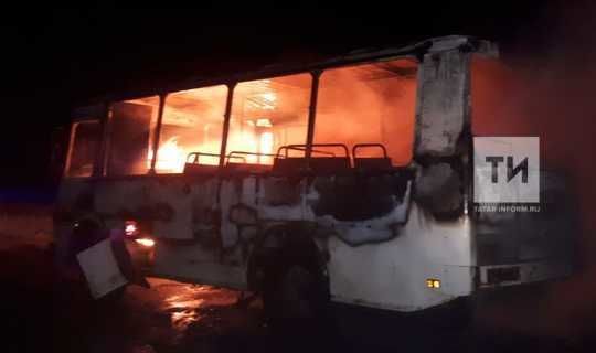 На трассе в Татарстане на ходу загорелся автобус