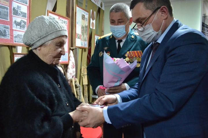 Утерянную медаль вернули 92-летней сестре фронтовика в Татарстане