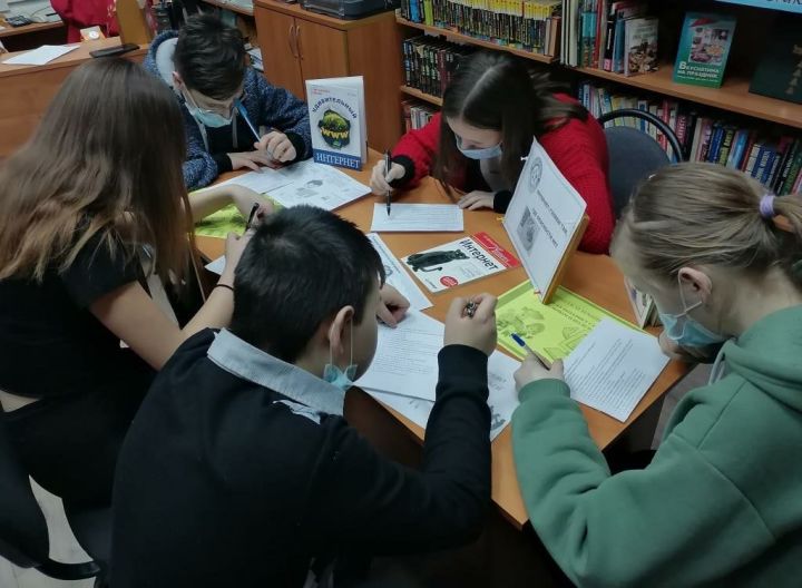 В Жуковской библиотеке провели информационный час: «Безопасное поведение школьников в сети Интернет»