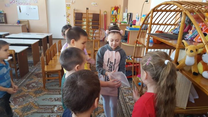 В Тетюшах воспитанники детского сада "Сказка" проводили эксперименты с воздухом
