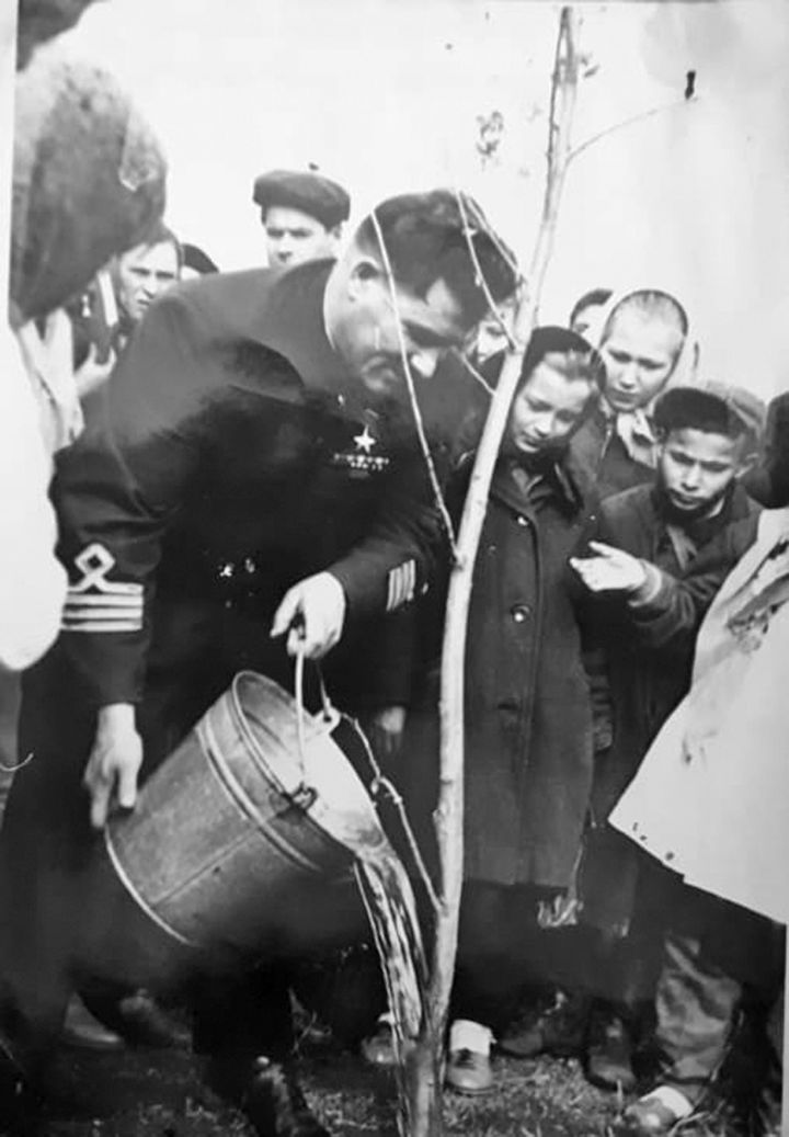 Герой Советского Союза Михаил Девятаев посадил в Больших Тарханах на память тополек