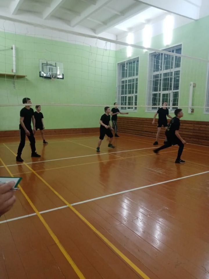 В спортзале Алабердинской школы состоялись соревнования по волейболу