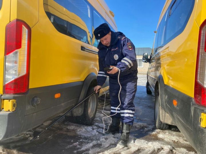 Проверку школьных автобусов провели инспекторы ОГИБДД по Тетюшскому району