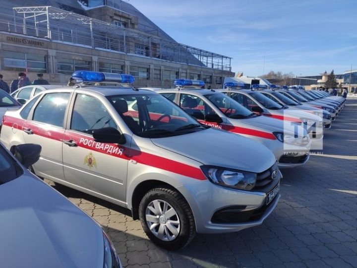 Минниханов вручил росгвардейцам республики ключи от 40 новых служебных авто