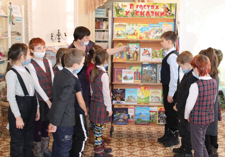 В Тетюшах в Детской библиотеке провели День сказки