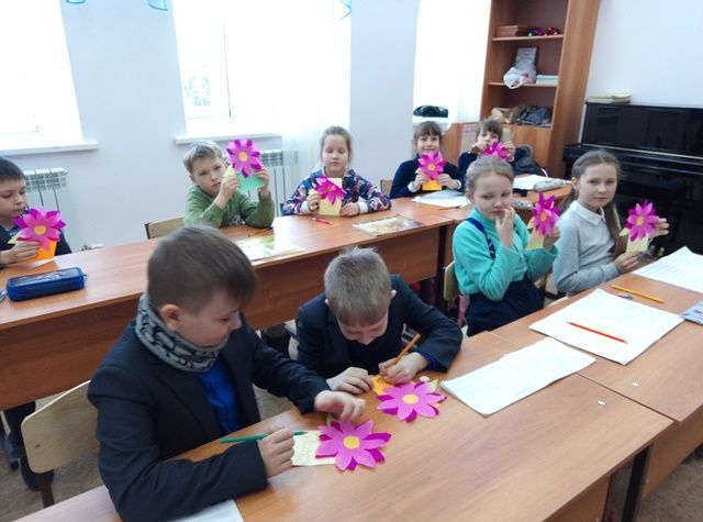 В Тетюшах в Детской школе искусств провели акцию «Подарок маме»