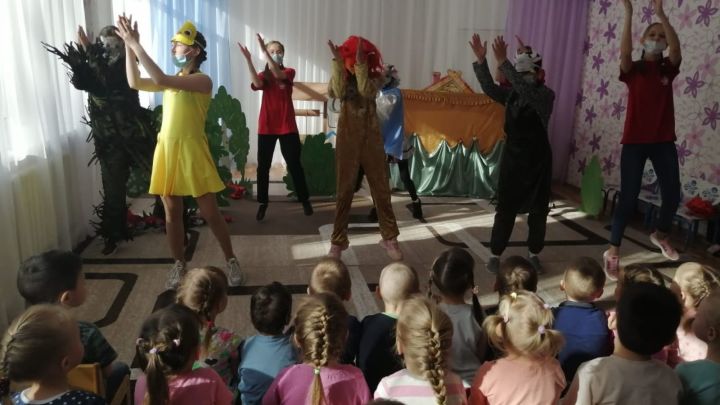 В Тетюшах воспитанники театральной студии «Сподвижники» выступили с представлением в детском саду