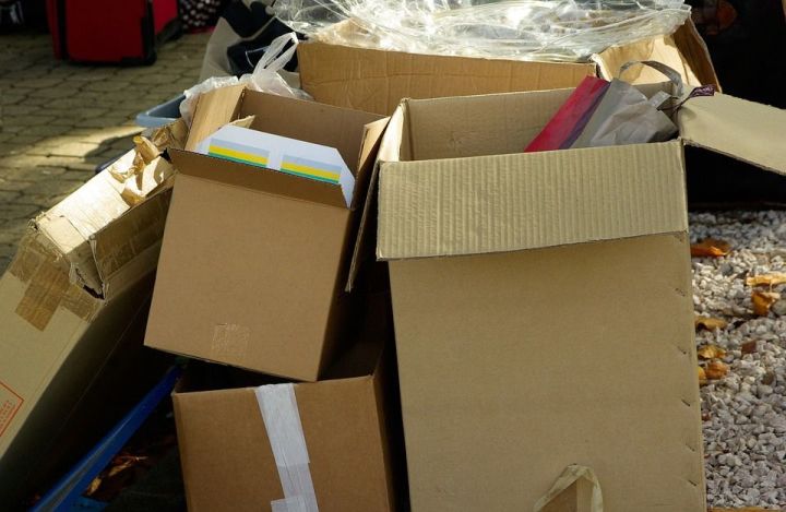 Владельцы магазинов выбрасывают коробки в контейнеры