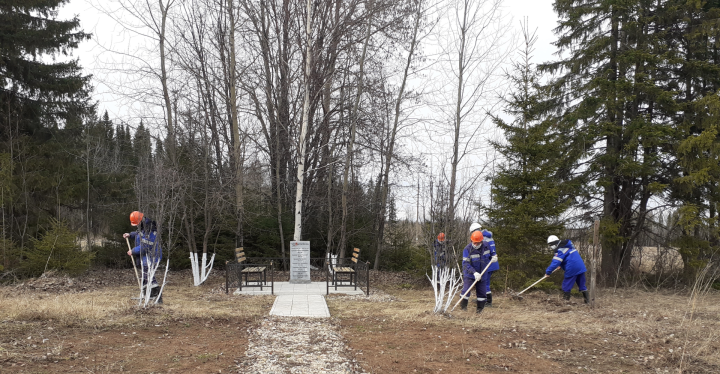 Работники предприятия «Транснефть – Прикамье» благоустроили территории военных мемориалов