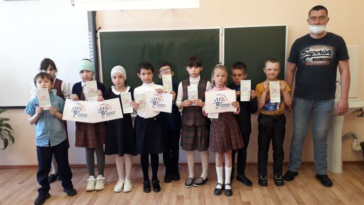 В Тетюшской татарской школе провели мероприятие «Детский телефон доверия» и флешмоб #деньдоверия2021