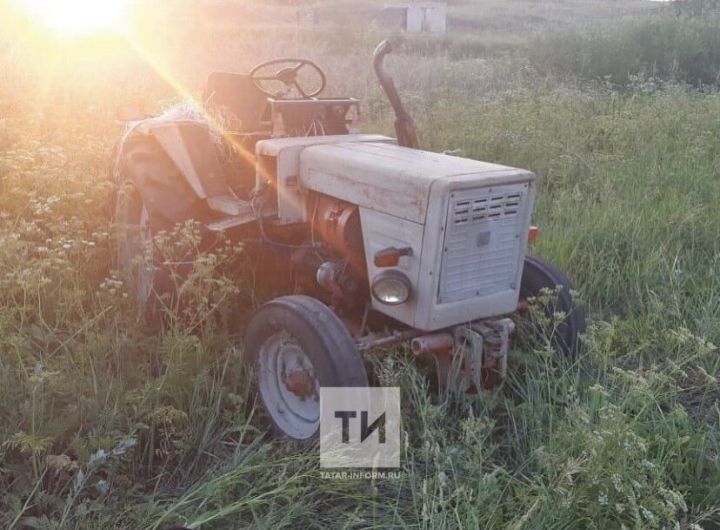 В Татарстане трактор опрокинулся в кювет, водитель погиб