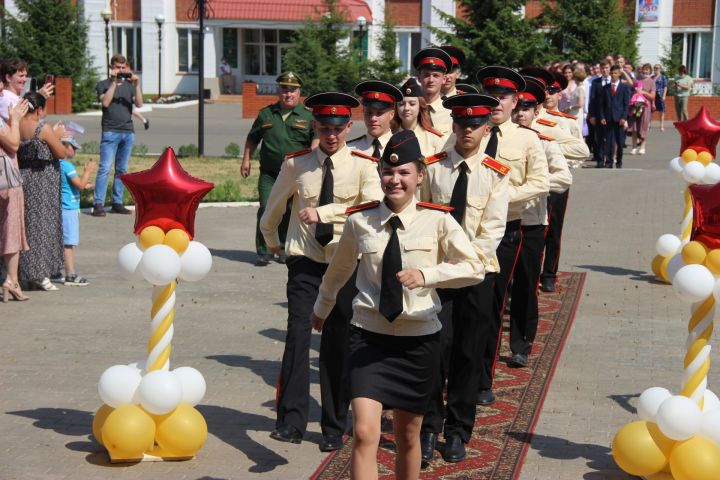 Выпускники школ района и колледжа получили документы об образовании