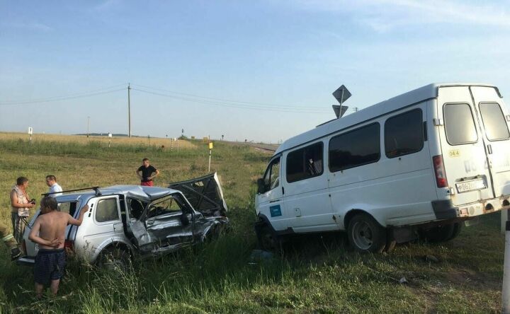 При столкновении микроавтобуса и легкового авто в РТ погиб трехлетний мальчик