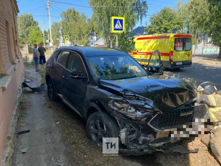 В Татарстане при столкновении внедорожника и легковушки из Удмуртии, пострадал один из водителей