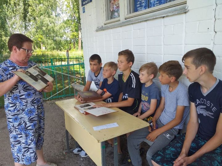 В селе Монастырское с учащимися провели урок истории