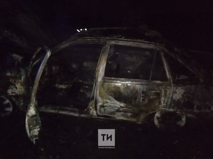 В Татарстане на трассе сгорел автомобиль, водитель исчез