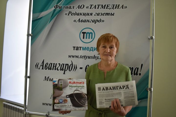 Тетюшанка читает газету "Авангард" вместе с подопечными