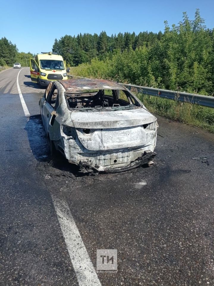 В Татарстане в ДТП полностью выгорела легковушка после столкновения с погрузчиком