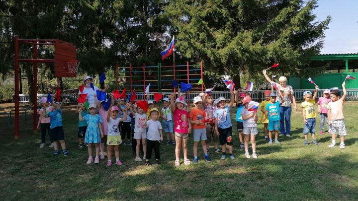 В детском саду «Березка» провели мероприятие «Главное знамя страны»