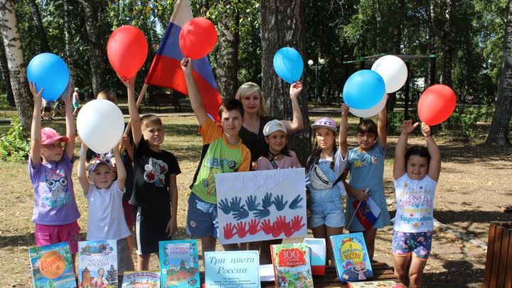 В Центральном парке Тетюш прошло мероприятие «Флаг России – гордость наша»
