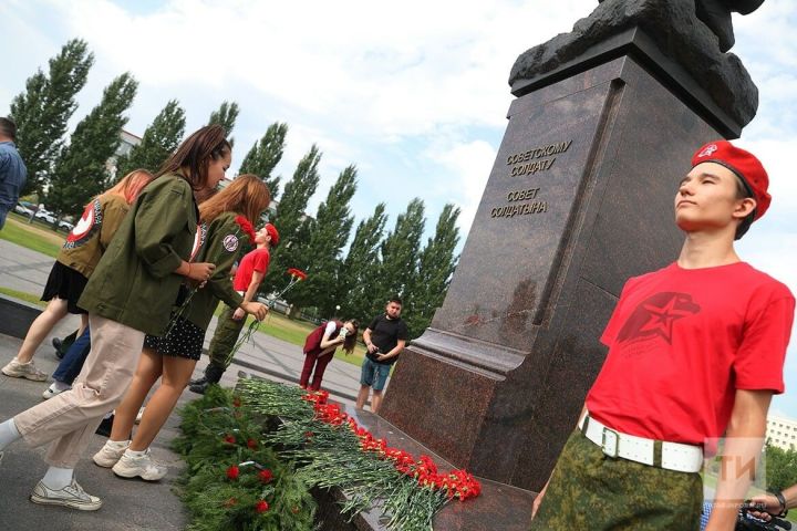 В столице Татарстана у  памятника воину-освободителю организовали акцию «Наши герои»