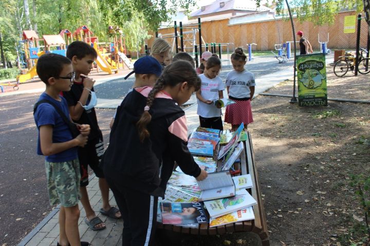 В Тетюшах в Центральном парке организовали летний читальный зал «Родного края разноцветье»
