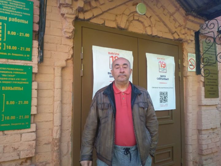 Первым на избирательный участок, расположенный в МКРЦ "Новый век" пришел Айрат Габдрахманов