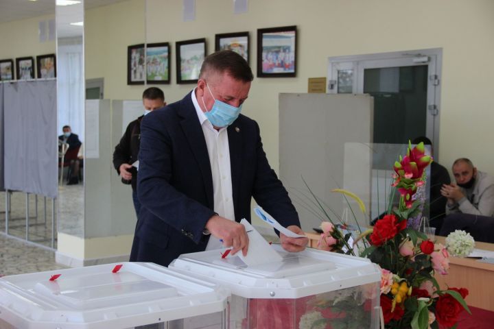 На избирательном участке, расположенном в здании РДК, проголосовал глава Тетюшского района