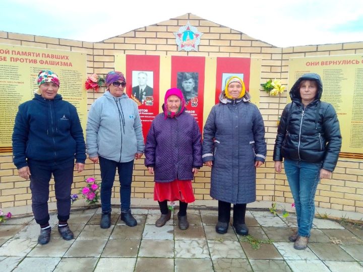 Для жителей Починки-Новольяшева был проведен патриотический час: «Мы этой памяти верны…»