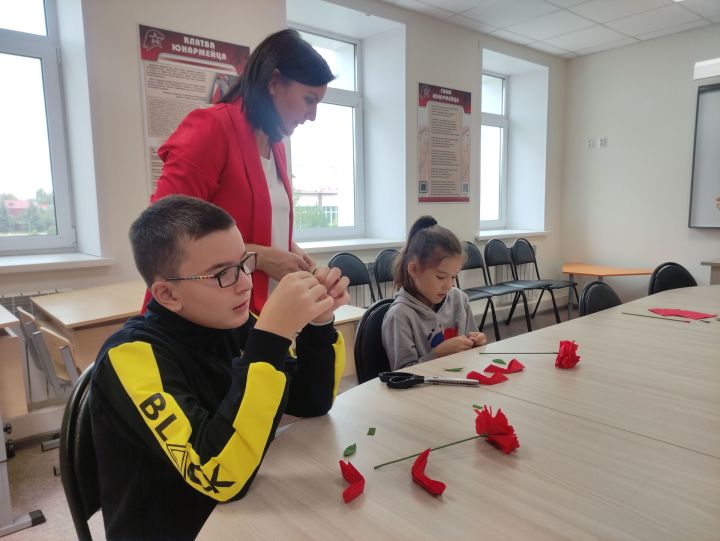 В Тетюшах в ЦДО провели мастер-класс «Красная гвоздика»