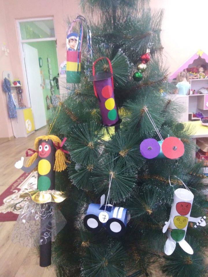 В детсаду "Сказка" изготовили ёлочные игрушки из бросового материала на тему ПДД