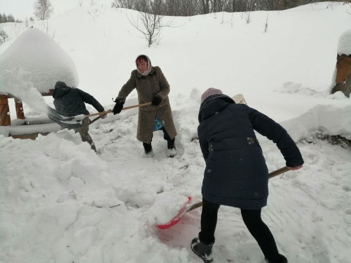 В Кошки-Новотимбаеве жители села организовали очищение от снега родника "Пуп селе"