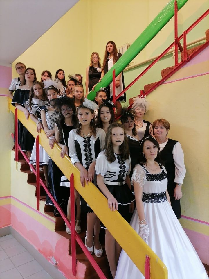 Коллектив Большетарханской средней школы создал коллекцию женской одежды
