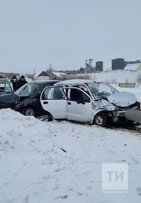 В татарстанском селе дорогу не поделили две легковушки