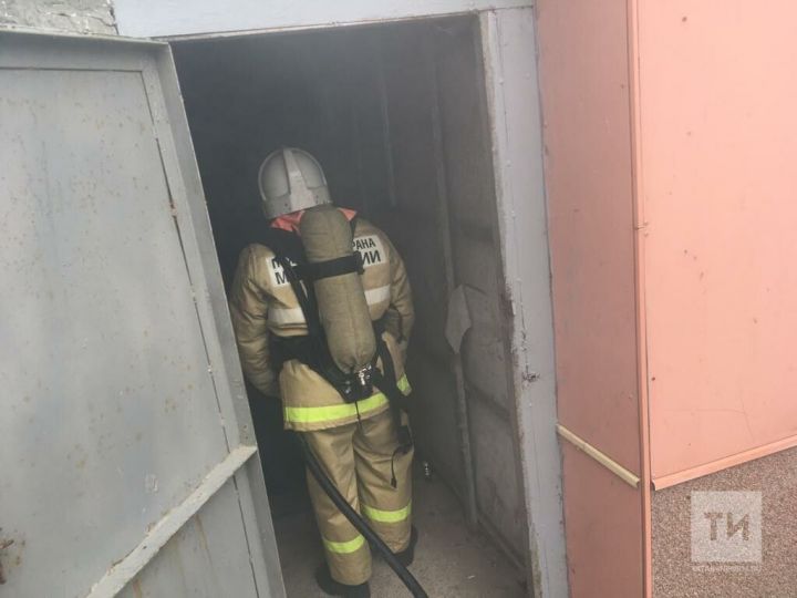 Из пожара, произошедшего в подвале пятиэтажки в Бугульме, благополучно спасли бездомного