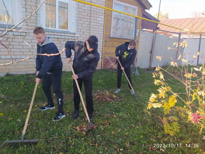 Тетюшские активисты оказали посильную помощь по очистке придомовой территории пожилым людям