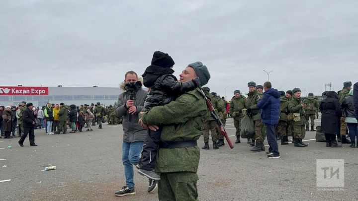 На видео запечатлен момент прощания мобилизованного татарстанца с сыном