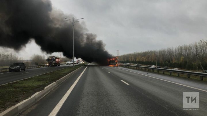 На въезде в столицу Татарстана загорелся автобус