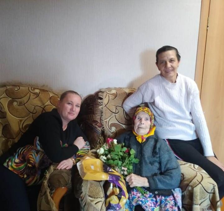 Специалисты соцзащиты посетили приемную семью для пожилого человека
