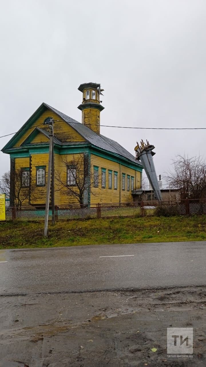 В Татарстане сильным ветром снесло часть крыши с мечети
