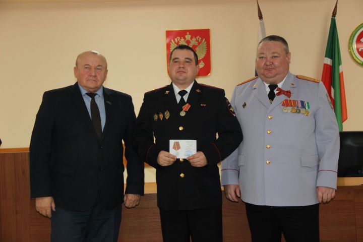 Медалью МВД России «За отличие в службе» II степени награждены сотрудники полиции