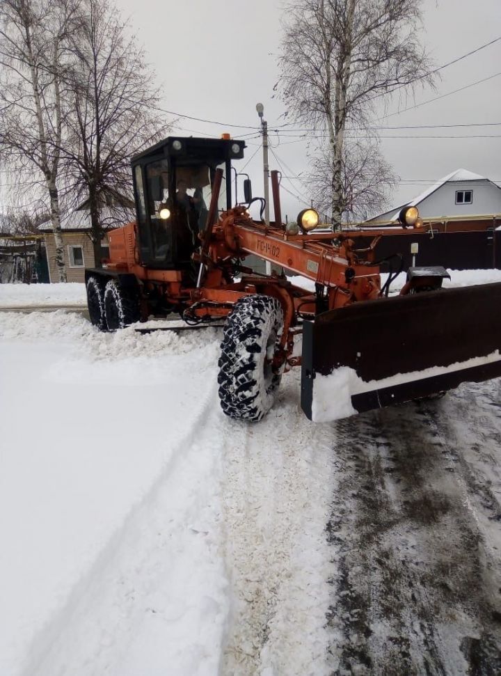 В Тетюшах с утра на дорогах города работала снегоуборочная техника