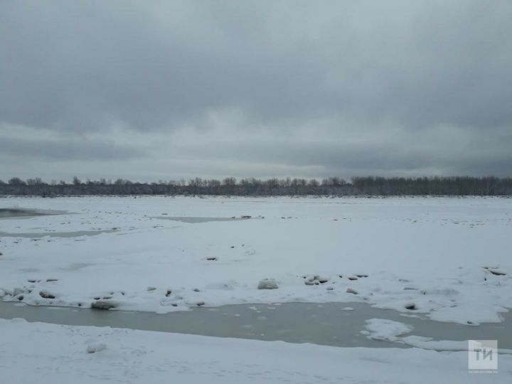 В Татарстане прохожие заметили рыбака, который лежал на льду реки Вятки