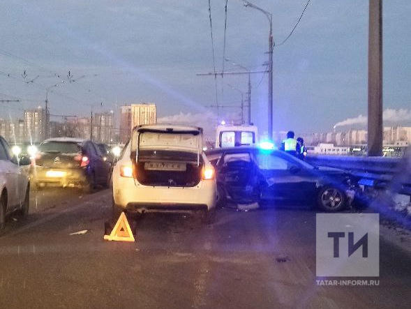 В Казани машины встали в пробке на проспекте Победы из-за массового ДТП