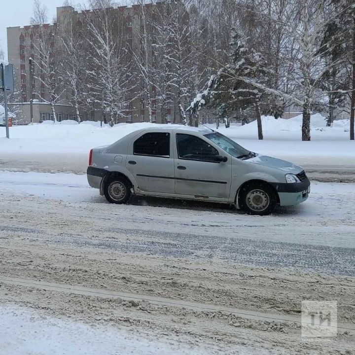 В Татарстане автомобиль не пропустил женщину на пешеходном переходе и сбил ее